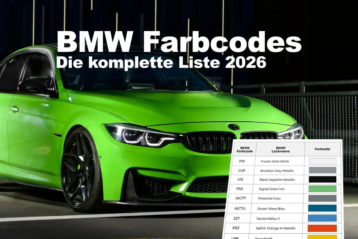Ein giftgrüner BMW M4 steht nachts auf einem Parkdeck vor einem metallischen Geländer. Das Fahrzeug ist im Dreiviertelprofil von vorne links zu sehen, wobei die Scheinwerfer eingeschaltet sind und die Karosserie durch künstliches Licht stark akzentuiert wird. In der oberen Bildhälfte steht der weiße Text „BMW Farbcodes - Die komplette Liste 2026“. Rechts unten ist eine eingeblendete Tabelle zu sehen, die verschiedene Lacknamen wie „Frozen Solid White“, „Brooklyn Grey Metallic“ und „Signal Green Uni“ zusammen mit den dazugehörigen Farbcodes und Farbmustern auflistet.
