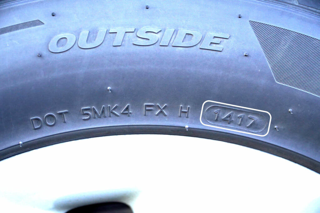 Die DOT-Nummer zeigt das Herstellungsdatum des Reifens. So können Sie das Reifenalter berechnen.